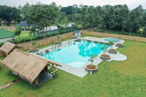 una vista aérea de una piscina en un patio en INAGRO en Bogor