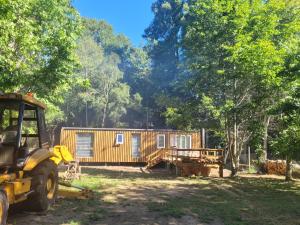 un camión amarillo estacionado frente a una casa pequeña en Mavidahue, en llifen