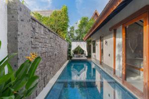 a swimming pool in the backyard of a villa at Vinna Villa Seminyak by The Wina Resorts in Kerobokan