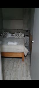 a bedroom with a bed with white sheets and pillows at Mavidahue in llifen