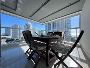 mesa de comedor con 2 sillas y ventana grande en Miami Boulevard II excelente, a 100 metros del mar, en Punta del Este