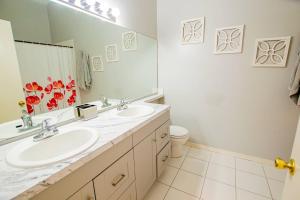 Ένα μπάνιο στο Meadow View on Kennewick Ct - Dog Friendly +49 φωτογραφίες