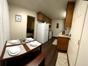 eine kleine Küche mit einem Tisch und einem weißen Kühlschrank in der Unterkunft Centrally Located near Hospital in Modesto