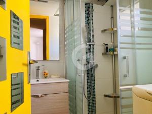łazienka z przeszkloną kabiną prysznicową i umywalką w obiekcie "Charmante maison proche plage pour 4 pers. à La Tranche sur Mer avec jardin et parking privé" - FR-1-357-296 w mieście La Tranche-sur-Mer