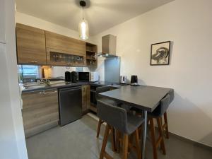 Fotografia z galérie ubytovania Appartement cosy avec balcon près du centre de Capbreton, parking et WIFI inclus - FR-1-413-205 v destinácii Capbreton