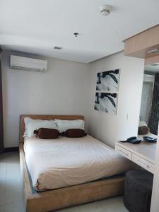 een slaapkamer met een bed in een kamer bij Relaxing Big Studio Bedroom in Manilla