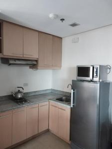 een keuken met een roestvrijstalen koelkast en een magnetron bij Relaxing Big Studio Bedroom in Manilla