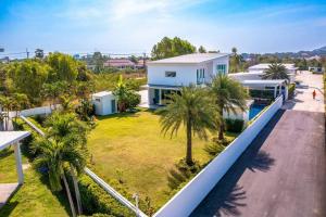 une vue aérienne d'une maison avec des palmiers dans l'établissement Modern 3 bedroom Pool Villa PG19, à Cha Am