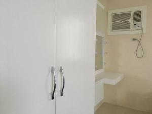 einen weißen Schrank im Bad mit Ventilator in der Unterkunft Condo , WIFI up to 100mbps , Infinity Pool in Carreta