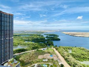 een luchtzicht op een waterlichaam met een hoog gebouw bij Stylish Seaview 3 BR Condo at PIK in Jakarta