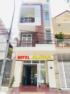 un hotel alohaarma frente a un edificio en Aloha Hotel, en Phan Rang