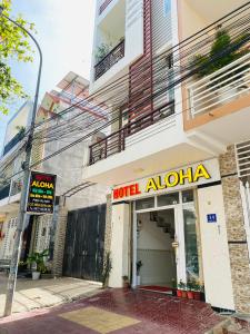 um sinal de hotelallo na lateral de um edifício em Aloha Hotel em Phan Rang-Tháp Chàm