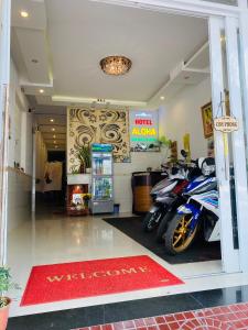 un magasin avec une moto garée à l'intérieur de celui-ci dans l'établissement Aloha Hotel, à Phan Rang