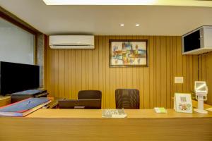 oficina con escritorio con sillas y ordenador en Treebo Trend Grand Gurugram en Gurgaon