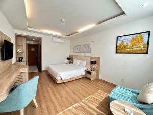 een hotelkamer met een bed en een bank bij Muong Thanh Vung Tau Hotel in Vung Tau