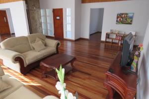 - un salon avec un canapé et un piano dans l'établissement La Casa del Barrio La Granja, San Pedro, à San Pedro