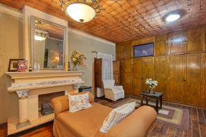 ein Wohnzimmer mit Couch und Kamin in der Unterkunft La Mexicana Hotel Boutique in San Miguel de Allende