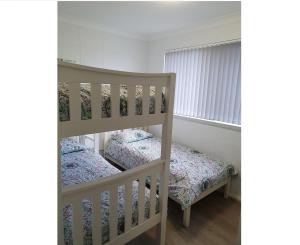 - une chambre avec 2 lits superposés et une fenêtre dans l'établissement Forster Holiday Lodge 18, à Forster