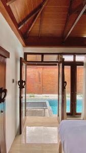 um quarto com uma cama e uma piscina em chrome hotel & resort solo em Tjolomadu