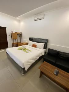 Tempat tidur dalam kamar di chrome hotel & resort solo