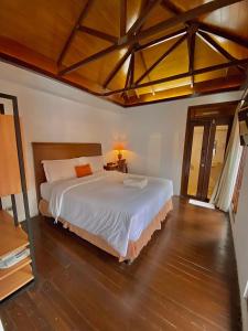 chrome hotel & resort solo في Colomadu: غرفة نوم بسرير كبير في غرفة