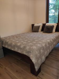 een groot bed in een kamer met bij Fresh and Green Divčibare in Divčibare