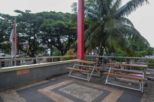 a couple of benches sitting on top of a building at Sans Hotel Lynt Makassar in Makassar