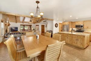 Il comprend une cuisine et une salle à manger avec une table et des chaises en bois. dans l'établissement 2147-Three Bears Inn home, à Big Bear Lake