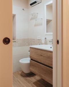ein weißes Bad mit einem Waschbecken und einem WC in der Unterkunft Casa Menodda in Grottaglie