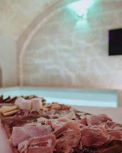 Une pizza avec de la viande assise sur une table dans l'établissement Casa Menodda, à Grottaglie