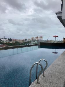 瓜拉丁加奴的住宿－Golden Oceanview at Icon Residence，建筑物屋顶上的游泳池