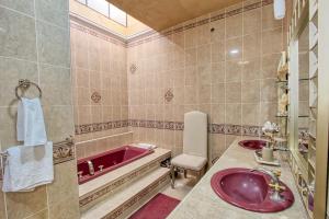 ein Badezimmer mit einer roten Badewanne und einem roten Waschbecken in der Unterkunft La Mexicana Hotel Boutique in San Miguel de Allende + 123 Fotos
