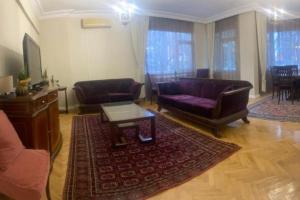 Кът за сядане в Serene & Spacious 3BR Apartment in Istanbul's Prime Location - Discover Vibrant Seafront Living