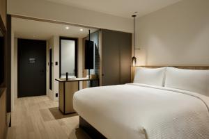 1 cama blanca grande en una habitación de hotel en Fairfield by Marriott Okayama Tsuyama, en Tuyama