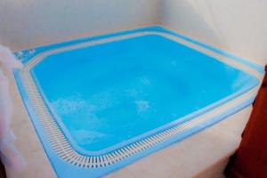 una piscina azul en una esquina de una habitación en Aurelia Beach, private pool, Santa Marinella, Rome, en Santa Marinella