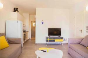 sala de estar con sofá y TV en Private Town Apartments by Mykonos Eight en Mykonos ciudad