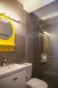 y baño con aseo, lavabo y ducha. en Private Town Apartments by Mykonos Eight en Mykonos ciudad