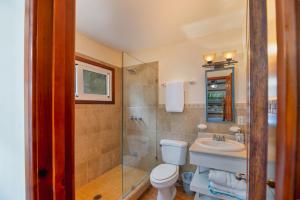 a bathroom with a toilet and a shower and a sink at Exclusive Full House - 3 BDRM & 3 BATH - 3min Beach in Roatan