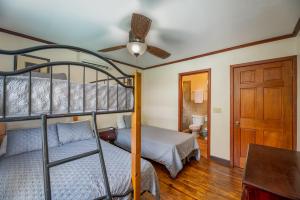 sypialnia z 2 łóżkami piętrowymi i wentylatorem sufitowym w obiekcie Exclusive Full House - 3 BDRM & 3 BATH - 3min Beach w mieście Roatán