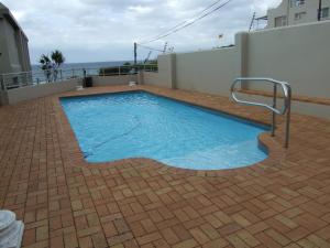 une piscine sur le toit d'une maison dans l'établissement LA CRETE SANDS NO 6, à Margate