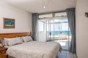 - une chambre avec un lit et une vue sur l'océan dans l'établissement LA CRETE SANDS NO 6, à Margate