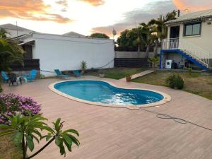 a swimming pool in the backyard of a house at Villa avec piscine au centre de la rivière in Saint-Louis