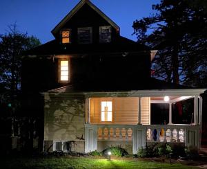 una casa con le luci accese di notte di Family Friendly Montclair Hideaway a Montclair