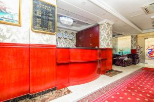 een lobby met rode houten lambrisering in een restaurant bij OYO 492 Gulf Star in Dubai