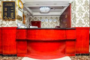 een bar in een restaurant met een rode bar bij OYO 492 Gulf Star in Dubai