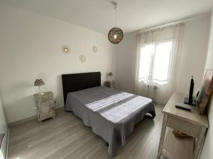 een witte slaapkamer met een bed en een raam bij Maison Capbreton, 3 pièces, 6 personnes - FR-1-413-115 in Capbreton