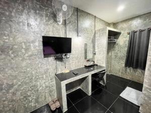 TV at/o entertainment center sa ดีต่อใจ รีสอร์ท เชียงม่วน Deetorjai Resort