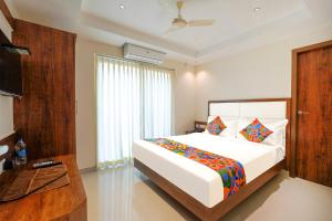 - une chambre avec un grand lit et une fenêtre dans l'établissement FabHotel Phoenix Brookfield, à Bangalore