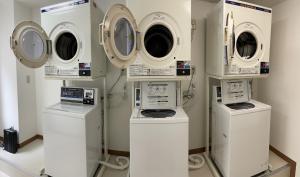 宮崎市にあるMiyazaki Five Seas Hotel - Vacation STAY 09459vの洗濯機4台が備わる部屋