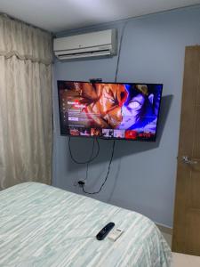 TV at/o entertainment center sa Apto 3 habit +2TV-Wifi, Netflix-Parqueadero gratis